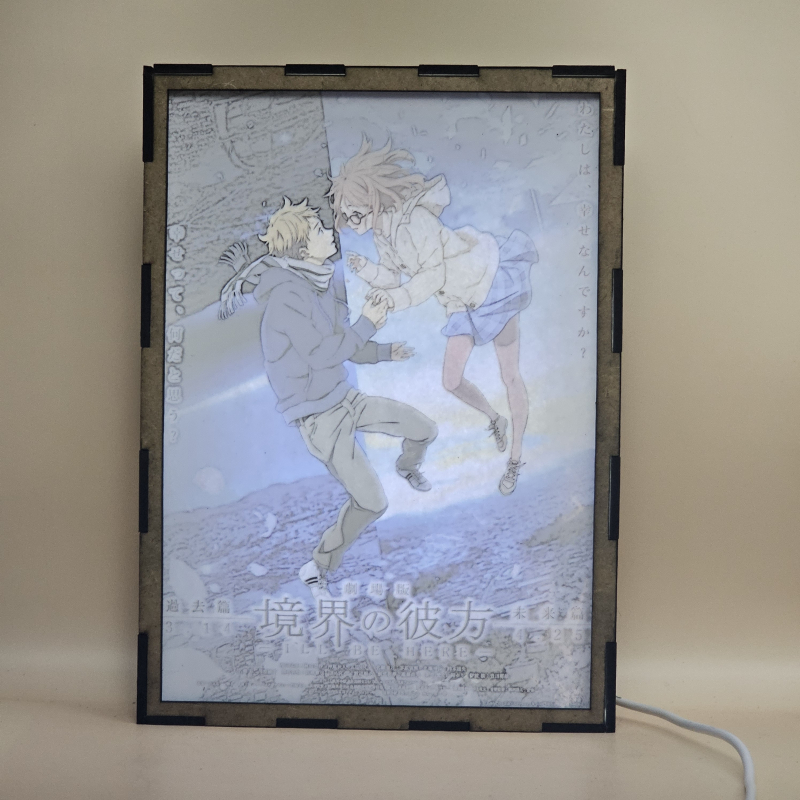 Lámpara ánime/manga  Beyond the Boundary  con doble imagen de la pareja Mirai Kuriyama y Akihito Kanbara, vista encendida, con luz ambiente, donde se revela la ilustración completa al encender la luz LED.