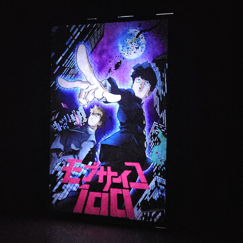 Lámpara ánime/manga  Mob Psycho 100  con doble imagen del grupo Shigeo Kageyama, Arataka Reigen y Ekubo, vista encendida, donde se revela la ilustración completa al encender la luz LED.