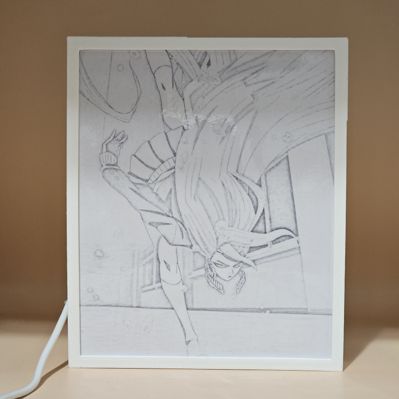 Lámpara ánime/manga  DAN DA DAN  con doble imagen del personaje Aira Shiratori, vista apagada, se esconde la imágen de atras.