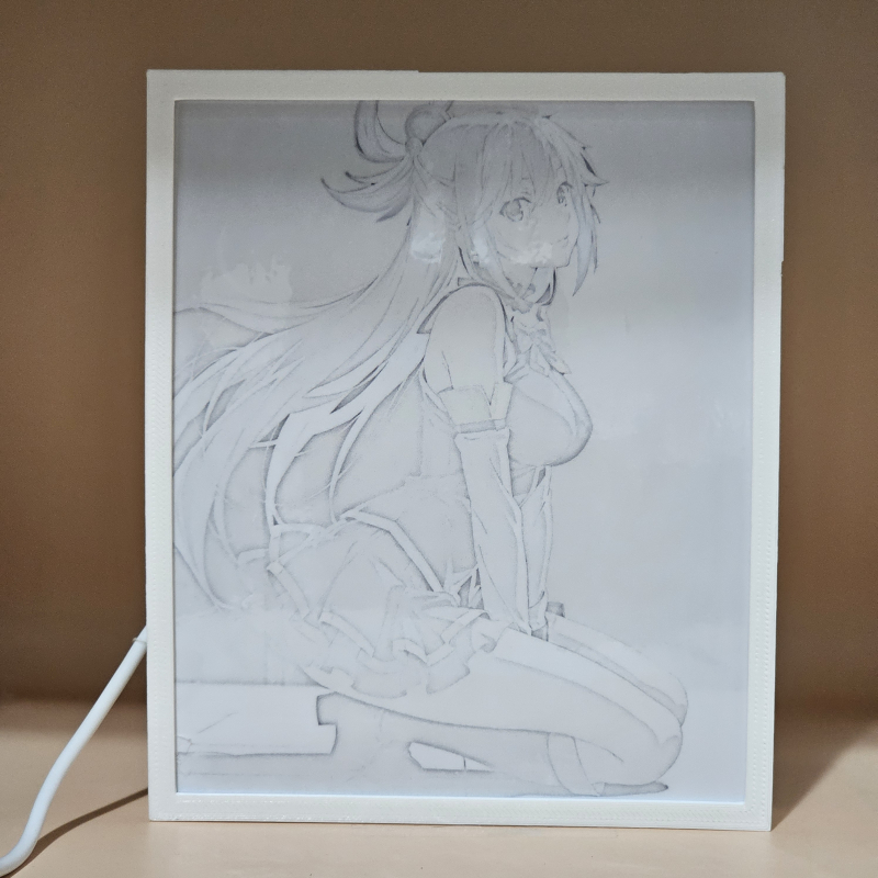 Lámpara ánime/manga  KonoSuba  con doble imagen del personaje Aqua, vista apagada, se esconde la imágen de atras.