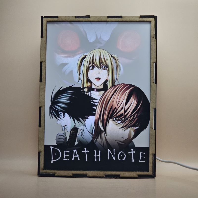 Lámpara ánime/manga  Death Note  con doble imagen del grupo Light Yagami, L, Ryuk y Misa Amane, vista encendida, con luz ambiente, donde se revela la ilustración completa al encender la luz LED.