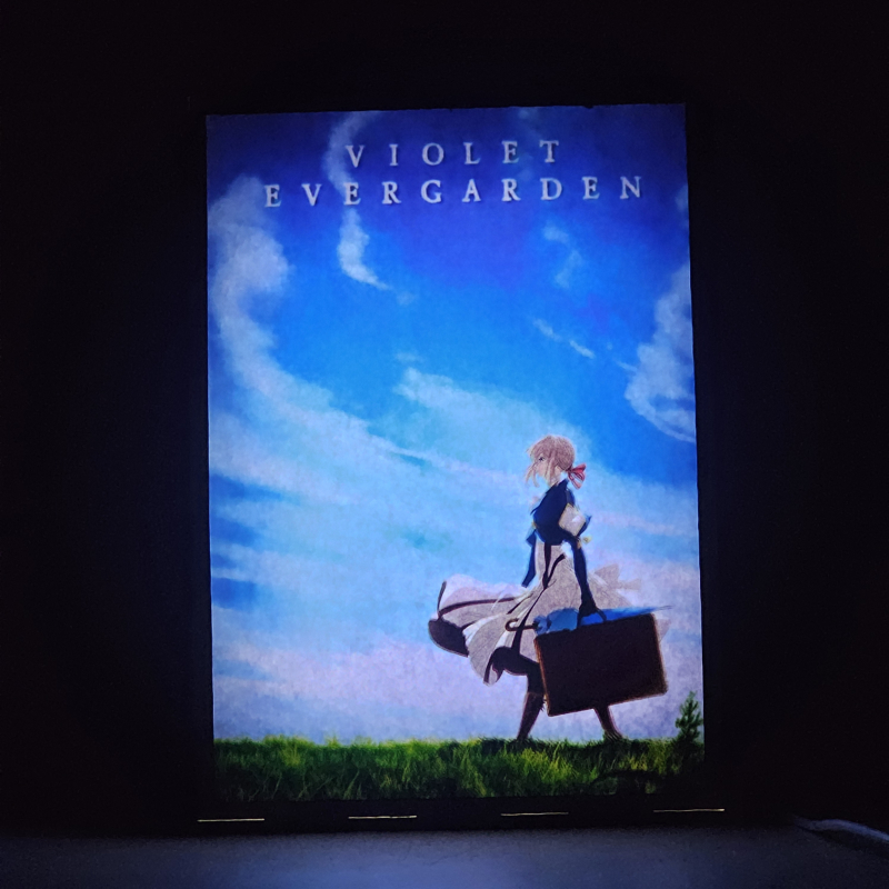 Lámpara ánime/manga  Violet Evergarden  con doble imagen del personaje Violet Evergarden, vista encendida, donde se revela la ilustración completa al encender la luz LED.