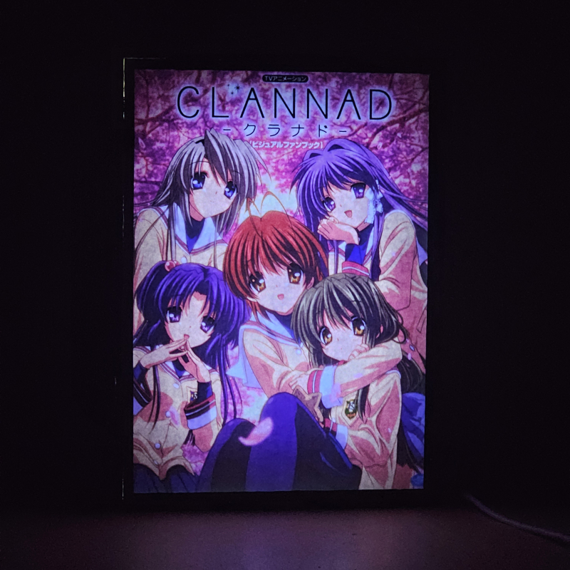 Lámpara ánime/manga  Clannad  con doble imagen del grupo Kyou Fujibayashi, Tomoyo Sakagami, Kotomi Ichinose, Fuko Ibuki y Nagisa Furukawa, vista encendida, donde se revela la ilustración completa al encender la luz LED.