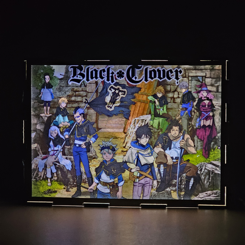 Lámpara ánime/manga  Black Clover  con doble imagen del grupo Asta, Yuno, Yami Sukehiro, Noelle Silva, Luck Voltia, Finral Roulacase, Charmy Pappitson, Gordon Agrippa, Vanessa Enoteca, Gauche Adlai, Grey y Nero, vista encendida, donde se revela la ilustración completa al encender la luz LED.