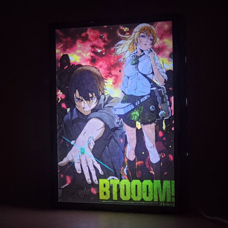 Lámpara ánime/manga  Btooom!  con doble imagen de la pareja Ryōta Sakamoto y Himiko, vista encendida, donde se revela la ilustración completa al encender la luz LED.