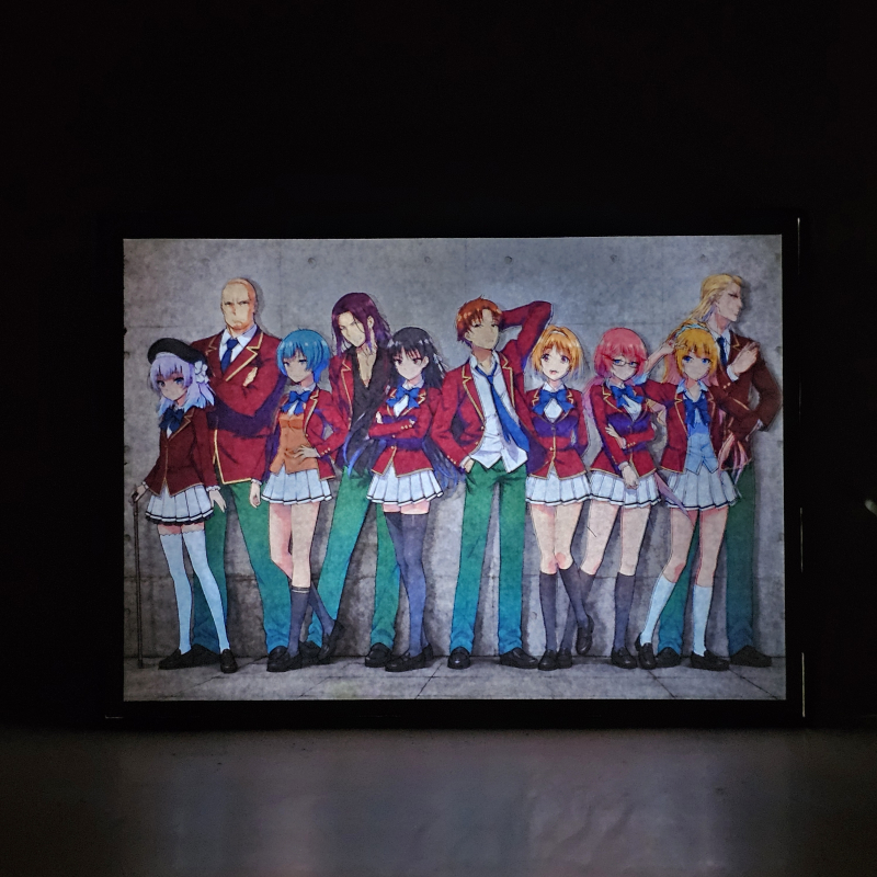 Lámpara ánime/manga  Classroom of the Elite  con doble imagen del grupo Kiyotaka Ayanokōji, Arisu Sakayanagi, Kohei Katsuragi, Mio Ibuki, Kakeru Ryūen, Suzune Horikita, Kikyo Kushida, Airi Sakura, Honami Ichinose y Rōen Kōenji, vista encendida, donde se revela la ilustración completa al encender la luz LED.
