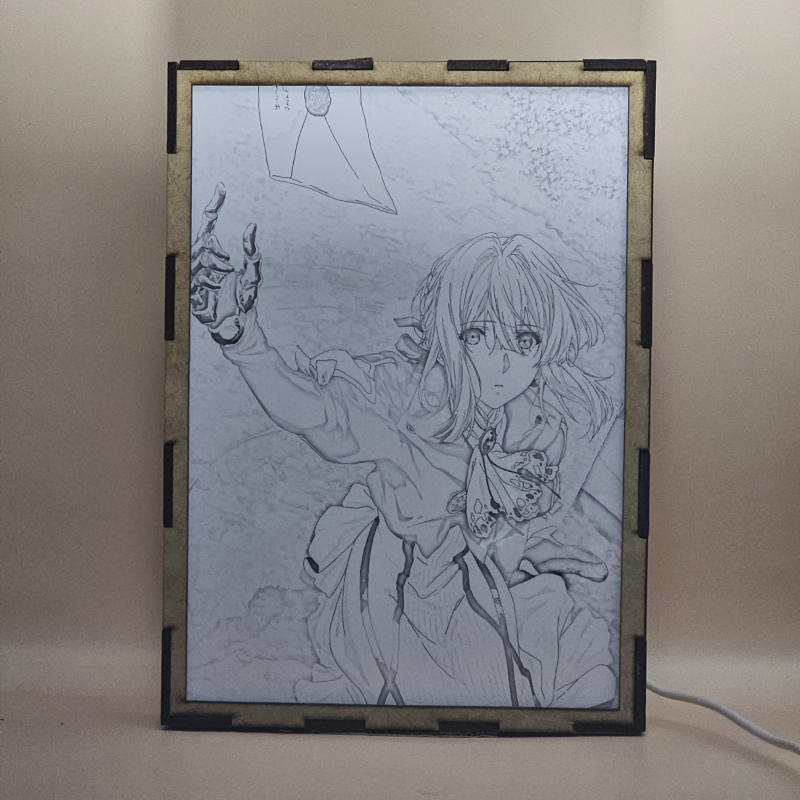 Lámpara ánime/manga  Violet Evergarden  con doble imagen del personaje Violet Evergarden, vista apagada, se esconde la imágen de atras.