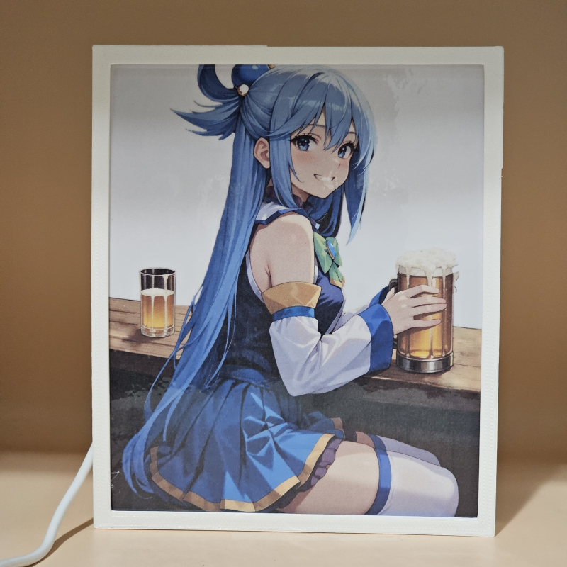 Lámpara ánime/manga  KonoSuba  con doble imagen del personaje Aqua, vista apagada, se esconde la imágen de atras.