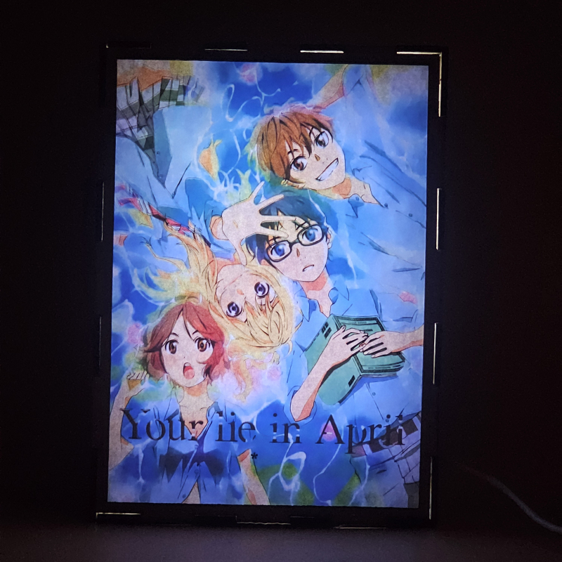 Lámpara ánime/manga  Your Lie in April  con doble imagen del grupo Kaori Miyazono, Kousei Arima, Tsubaki Sawabe y Ryota Watari, vista encendida, donde se revela la ilustración completa al encender la luz LED.
