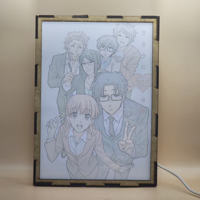 Lámpara ánime/manga  Wotakoi: El amor es difícil para los otakus  con doble imagen del grupo Hirotaka Nifuji, Hanako Koyanagi, Tarō Kabakura, Narumi Momose, Naoya Nifuji y Kō Sakuragi, vista encendida, con luz ambiente, donde se revela la ilustración completa al encender la luz LED.