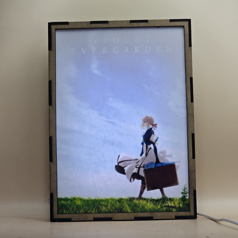 Lámpara ánime/manga  Violet Evergarden  con doble imagen del personaje Violet Evergarden, vista encendida, con luz ambiente, donde se revela la ilustración completa al encender la luz LED.
