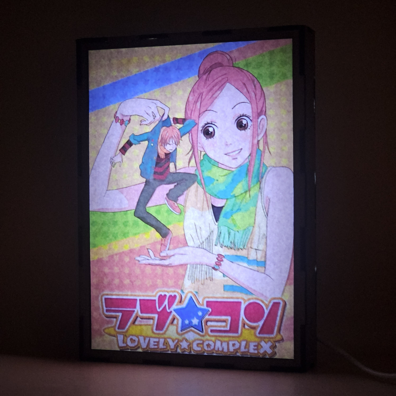 Lámpara ánime/manga  Lovely Complex  con doble imagen de la pareja Risa Koizumi y Atsushi Otani, vista encendida, donde se revela la ilustración completa al encender la luz LED.