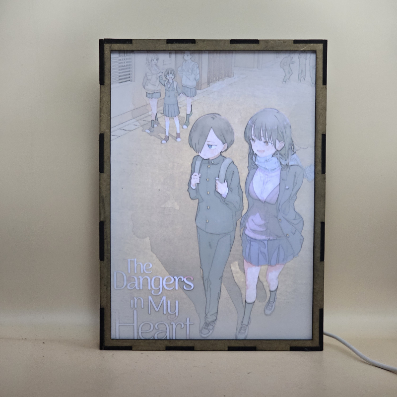Lámpara ánime/manga  The Dangers in My Heart  con doble imagen del grupo Kyotaro Ichikawa, Anna Yamada, Chihiro Kobayashi, Moeko Sekine y Serina Yoshida, vista encendida, con luz ambiente, donde se revela la ilustración completa al encender la luz LED.