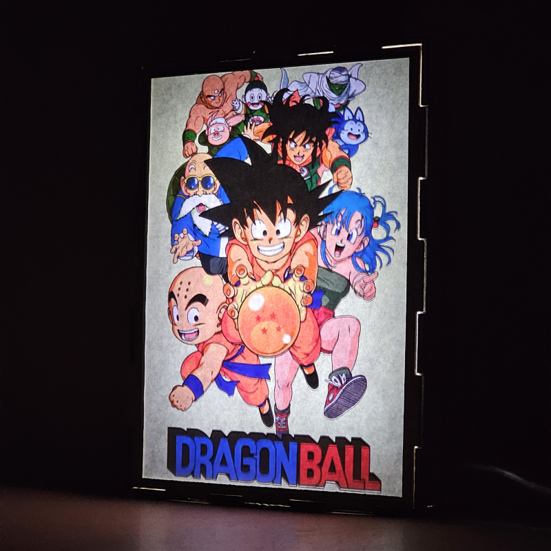 Lámpara ánime/manga  Dragon Ball  con doble imagen del grupo Son Goku, Piccolo, Krillin, Bulma, Maestro Roshi, Yamcha, Puar, Oolong, Ten Shin Han y Chaoz, vista encendida, donde se revela la ilustración completa al encender la luz LED.