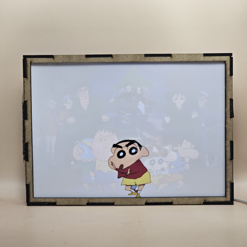 Lámpara ánime/manga  Shin Chan: ¡Los adultos contraatacan!  con doble imagen del grupo Himawari Nohara, Hiroshi Nohara, Misae Nohara, Shin-chan, Masao, Boo-chan, Ken, Chako, Kazama-kun y Nené, vista encendida, con luz ambiente, donde se revela la ilustración completa al encender la luz LED.