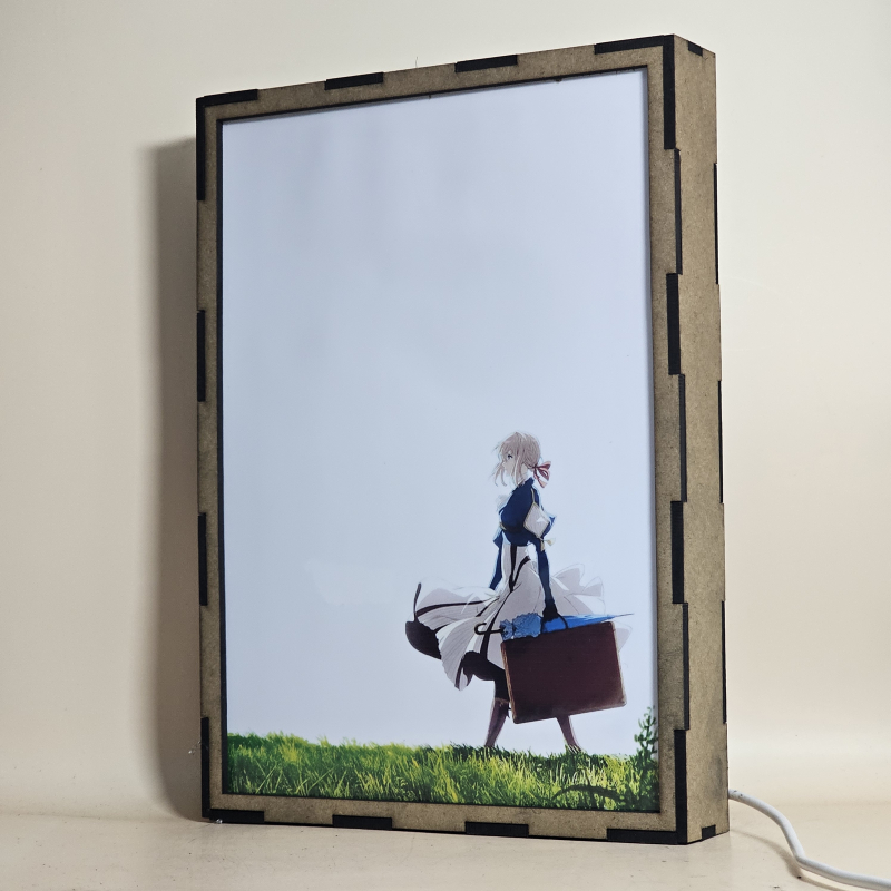 Lámpara ánime/manga  Violet Evergarden  con doble imagen del personaje Violet Evergarden, vista apagada, se esconde la imágen de atras.