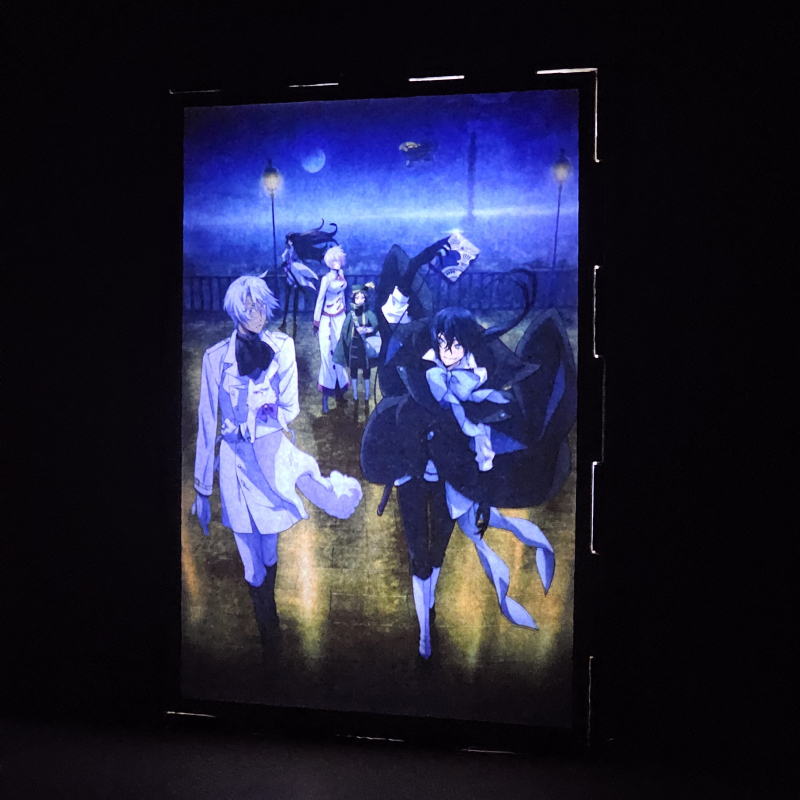 Lámpara ánime/manga  Vanitas no Carte  con doble imagen del grupo Vanitas, Noé Archiviste, Jeanne, Luca, Dominique de Sade y Murr, vista encendida, donde se revela la ilustración completa al encender la luz LED.