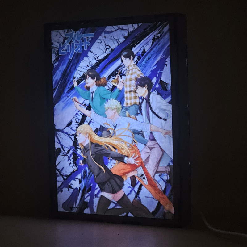 Lámpara ánime/manga  Blue Period  con doble imagen del grupo Yatora Yaguchi, Yuka, Maki Kuwana, Haruka Hashida y Yotasuke Takahashi, vista encendida, donde se revela la ilustración completa al encender la luz LED.