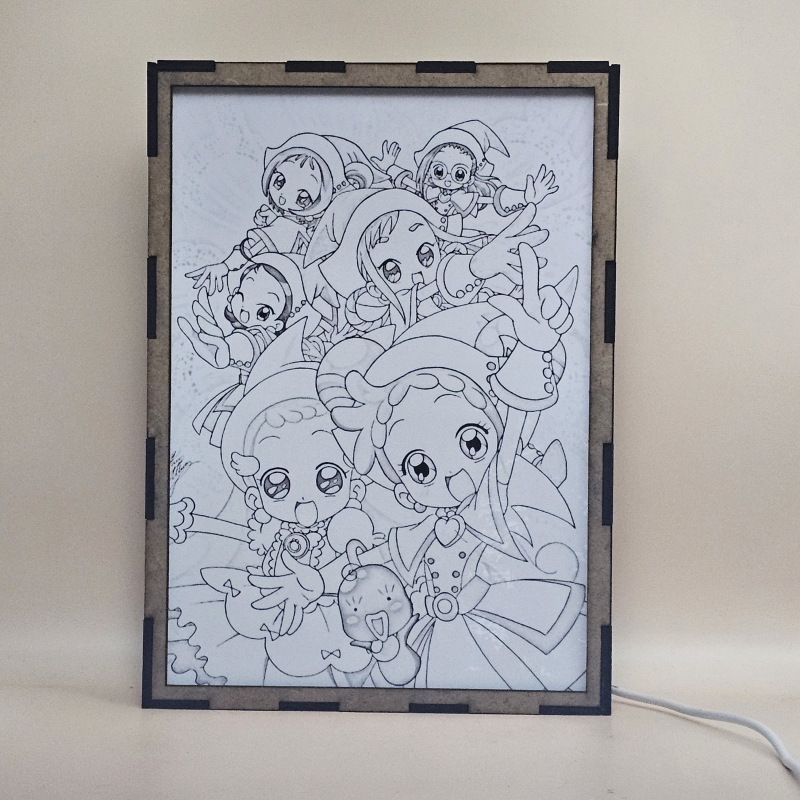 Lámpara ánime/manga  Magical Doremi  con doble imagen del grupo Doremi Harukaze, Momoko Asuka, Hana Makihatayama, Aiko Senoo, Onpu Segawa, Hazuki Fujiwara y Lala, vista apagada, se esconde la imágen de atras.