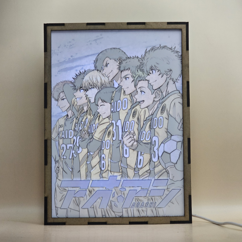 Lámpara ánime/manga  Aoashi  con doble imagen del grupo Ashito Aoi, Eisaku Ôtomo, Yuma Motoki, Keiji Togashi, Soichiro Tachibana, Kanpei Kuroda, Martis Jun Asari y Nagisa Akutsu, vista encendida, con luz ambiente, donde se revela la ilustración completa al encender la luz LED.