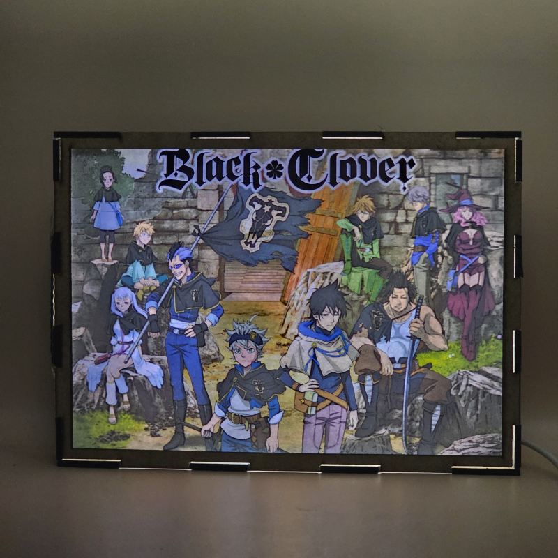 Lámpara ánime/manga  Black Clover  con doble imagen del grupo Asta, Yuno, Yami Sukehiro, Noelle Silva, Luck Voltia, Finral Roulacase, Charmy Pappitson, Gordon Agrippa, Vanessa Enoteca, Gauche Adlai, Grey y Nero, vista encendida, con luz ambiente, donde se revela la ilustración completa al encender la luz LED.