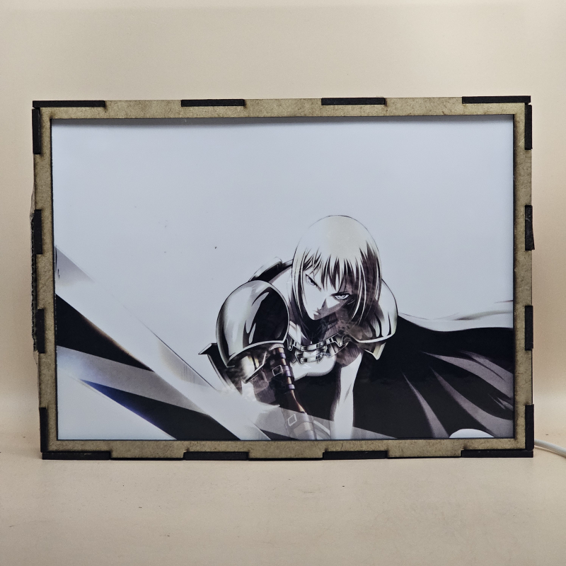 Lámpara ánime/manga  Claymore  con doble imagen del grupo Clare, Teresa y Priscilla, vista apagada, se esconde la imágen de atras.