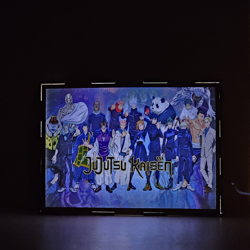 Lámpara ánime/manga  Jujutsu Kaisen  con doble imagen del grupo Ryomen Sukuna, Maki Zenin, Satoru Gojo, Nobara Kugisaki, Megumi Fushiguro, Yuji Itadori, Suguru Geto, Toji Fushiguro, Yūta Okkotsu, Toge Inumaki, Kento Nanami, Aoi Todo, Choso, Mahito, panda, Kokichi Muta, Jogo y Hanami, vista encendida, donde se revela la ilustración completa al encender la luz LED.