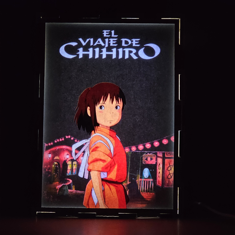 Lámpara ánime  El Viaje de Chihiro  con doble imagen del grupo Chihiro Ogino y Kaonashi, vista encendida, donde se revela la ilustración completa al encender la luz LED.