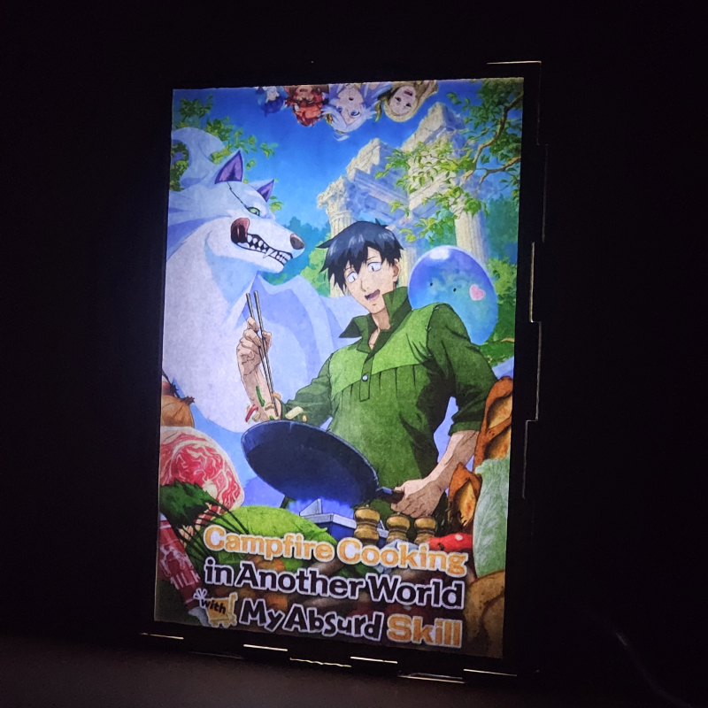 Lámpara ánime/manga  campfire cooking in another world with my absurd skill  con doble imagen del grupo Tsuyoshi Mukōda, Fel, Sui, Ninlil, Agni, Kishar y Rusalka, vista encendida, donde se revela la ilustración completa al encender la luz LED.