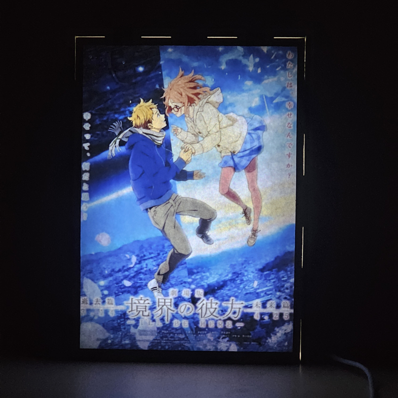 Lámpara ánime/manga  Beyond the Boundary  con doble imagen de la pareja Mirai Kuriyama y Akihito Kanbara, vista encendida, donde se revela la ilustración completa al encender la luz LED.