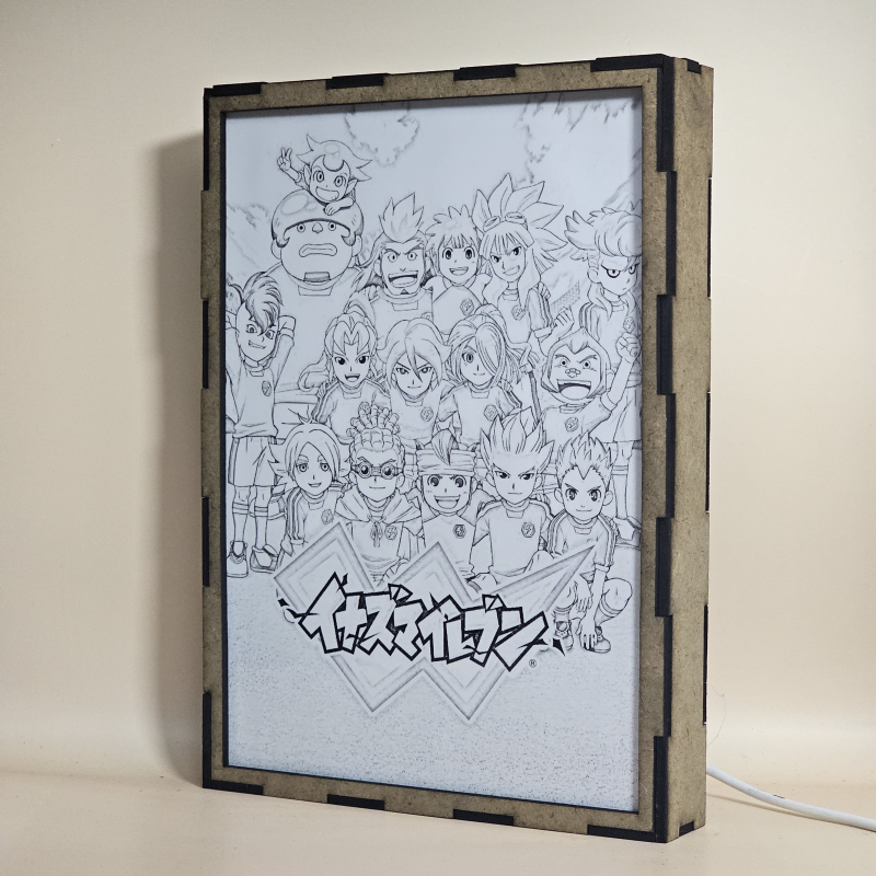 Lámpara ánime/manga  Inazuma Eleven  con doble imagen del grupo Mark Evans, Axel Blaze, Jude Sharp, Nathan Swift, Shawn Frost, Austin Hobbes, Caleb Stonewall, Xavier Foster, Claude Beacons, Bryce Withingale, Archer Hawkins, Thor Stoutberg, Kabeyama Heigorou y Darren LaChance, vista apagada, se esconde la imágen de atras.