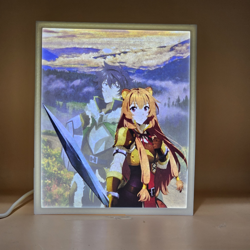 Lámpara ánime/manga  El héroe del escudo  con doble imagen de la pareja Naofumi Iwatani y Raphtalia, vista encendida, donde se revela la ilustración completa al encender la luz LED.