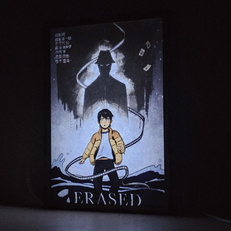 Lámpara ánime/manga  Erased  con doble imagen del personaje Satoru Fujinuma, vista encendida, donde se revela la ilustración completa al encender la luz LED.