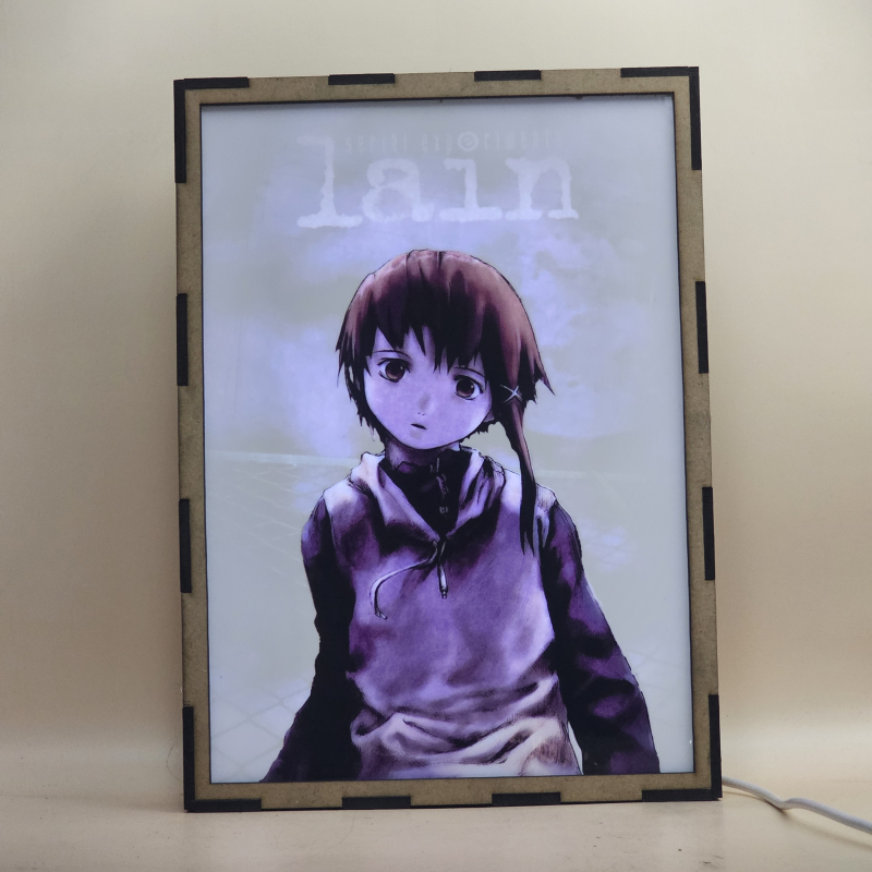 Lámpara ánime/manga  Serial experiments lain  con doble imagen del personaje Lain Iwakura, vista encendida, con luz ambiente, donde se revela la ilustración completa al encender la luz LED.