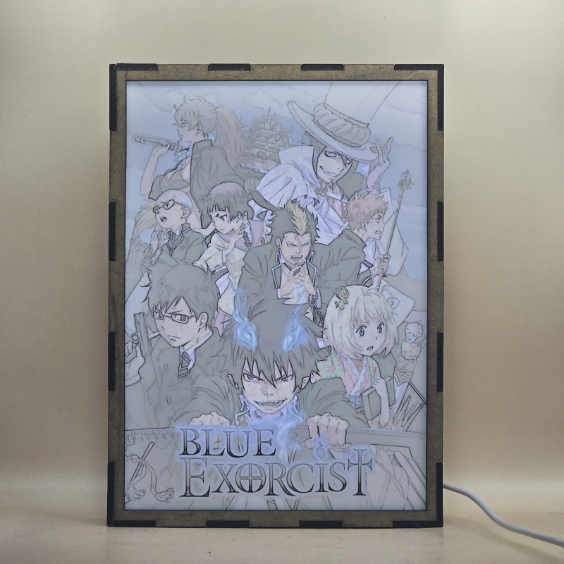 Lámpara ánime/manga  Blue Exorcist  con doble imagen del grupo Rin Okumura, Yukio Okumura, Shiemi Moriyama, Ryuji Suguro, Izumo Kamiki, Renzo Shima, Konekomaru Miwa, Mephisto Pheles y Shura Kirigakure, vista encendida, con luz ambiente, donde se revela la ilustración completa al encender la luz LED.