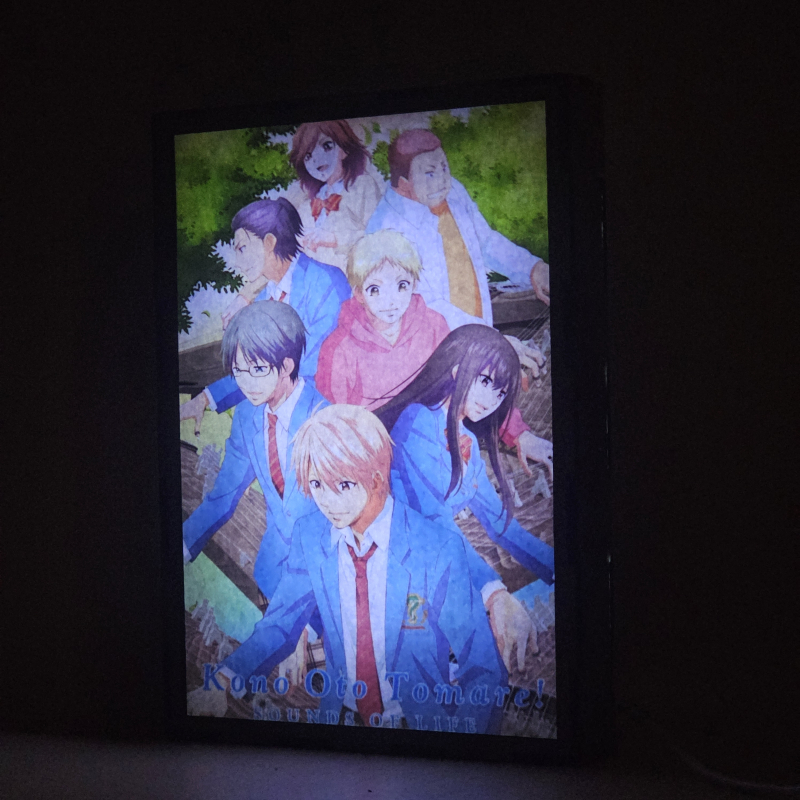 Lámpara ánime/manga  Kono Oto Tomare! Sounds of Life  con doble imagen del grupo Chika Kudo, Takezo Kurata, Satowa Hozuki, Kota Mizuhara, Saneyasu Adachi, Hiro Kurusu y Michitaka Sakai, vista encendida, donde se revela la ilustración completa al encender la luz LED.