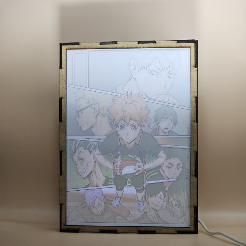Lámpara ánime/manga  Haikyuu  con doble imagen del grupo Shoyo Hinata, Tobio Kageyama, Kei Tsukishima, Tadashi Yamaguchi, Koutaro Bokuto, Keiji Akaashi, Kenma Kozume, Kuroo Tetsurō y Lev Haiba, vista encendida, con luz ambiente, donde se revela la ilustración completa al encender la luz LED.