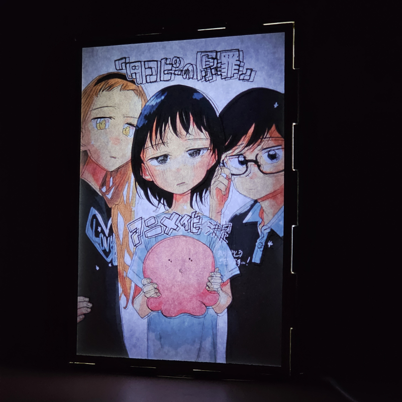 Lámpara ánime/manga  El pecado original de Takopi  con doble imagen del grupo Shizuka Kuze, Marina Kirarazaka, Takopi y Naoki Azuma, vista encendida, donde se revela la ilustración completa al encender la luz LED.