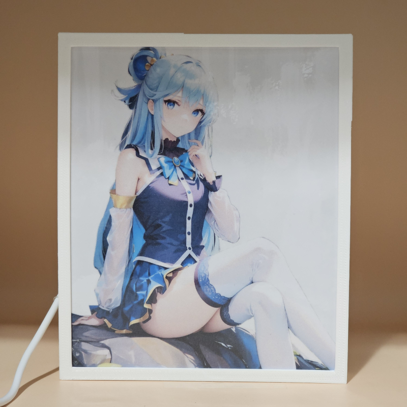 Lámpara ánime/manga  KonoSuba  con doble imagen del personaje Aqua, vista apagada, se esconde la imágen de atras.