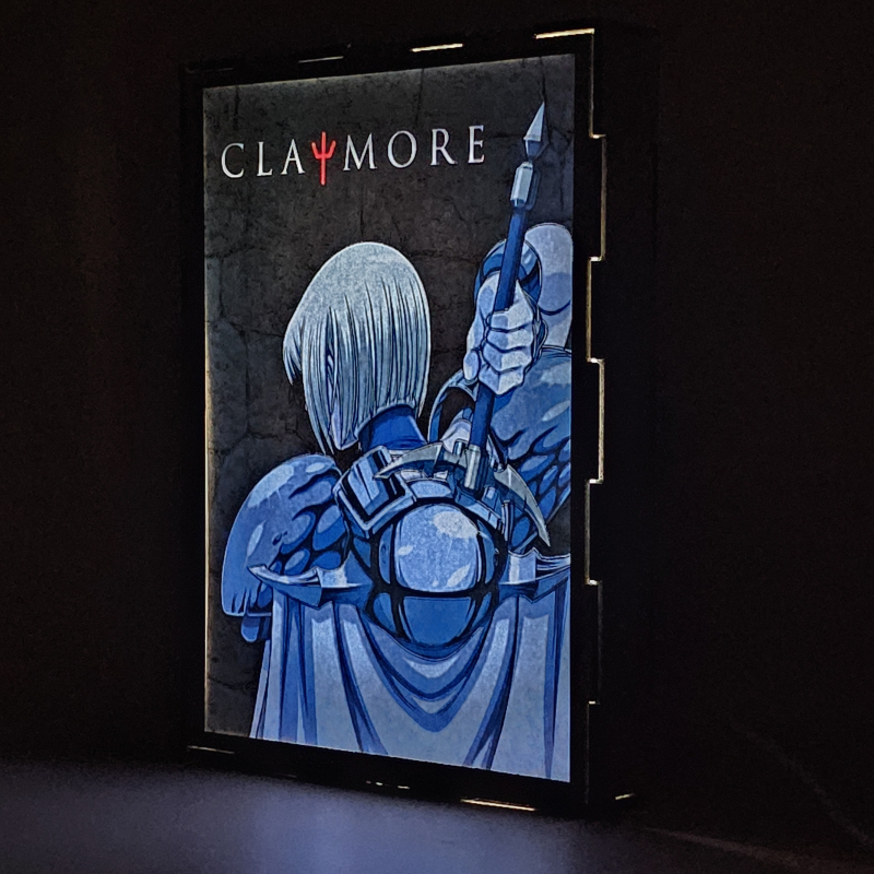 Lámpara ánime/manga  Claymore  con doble imagen del personaje Clare, vista encendida, donde se revela la ilustración completa al encender la luz LED.