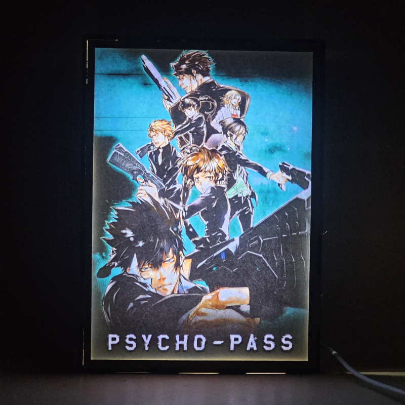 Lámpara ánime/manga  Psycho-Pass  con doble imagen del grupo Shinya Kogami, Akane Tsunemori, Nobuchika Ginoza, Shūsei Kagari, Tomomi Masaoka, Shion Karanomori y Yayoi Kunizuka, vista encendida, donde se revela la ilustración completa al encender la luz LED.