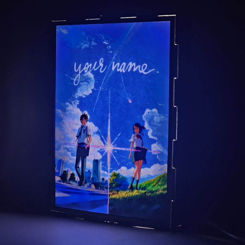 Lámpara ánime/manga  Your Name  con doble imagen de la pareja Taki Tachibana y Mitsuha Miyamizu, vista encendida, donde se revela la ilustración completa al encender la luz LED.