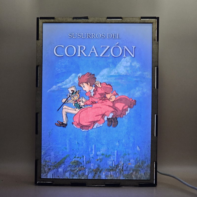 Lámpara ánime  Susurros del corazón  con doble imagen de la pareja Shizuku Tsukishima y Baron Humbert Von Gikkingen, vista encendida, con luz ambiente, donde se revela la ilustración completa al encender la luz LED.