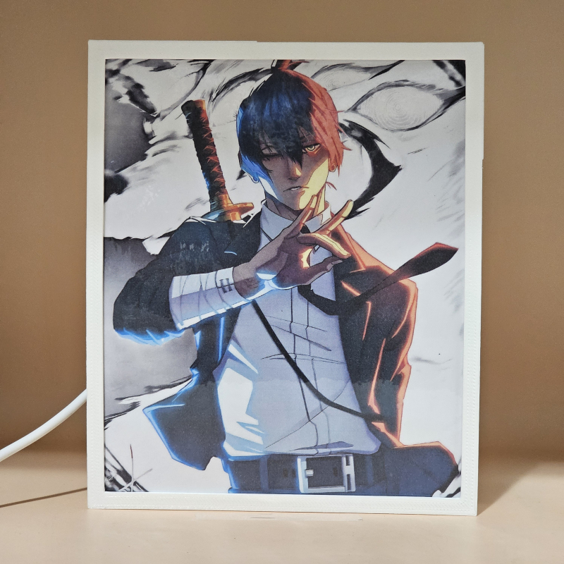 Lámpara ánime/manga  Chainsaw Man  con doble imagen del personaje Aki Hayakawa, vista apagada, se esconde la imágen de atras.