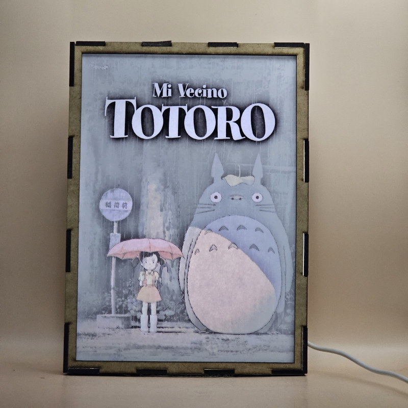 Lámpara ánime  Mi vecino totoro  con doble imagen de la pareja Totoro y Mei Kusakabe, vista encendida, con luz ambiente, donde se revela la ilustración completa al encender la luz LED.