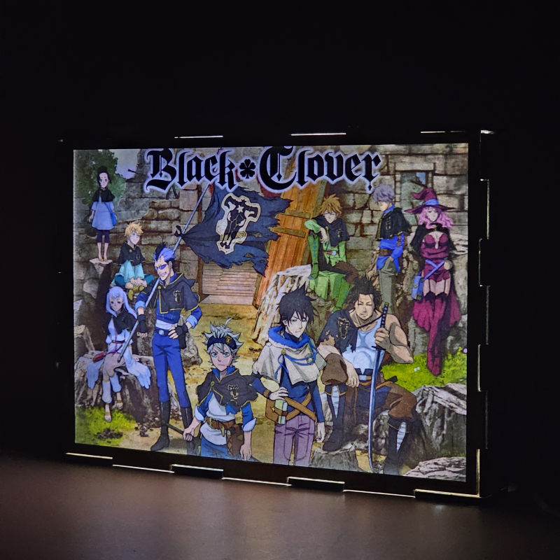 Lámpara ánime/manga  Black Clover  con doble imagen del grupo Asta, Yuno, Yami Sukehiro, Noelle Silva, Luck Voltia, Finral Roulacase, Charmy Pappitson, Gordon Agrippa, Vanessa Enoteca, Gauche Adlai, Grey y Nero, vista encendida, donde se revela la ilustración completa al encender la luz LED.